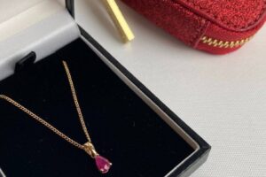 Bild von Jezabel Pigeon Blood Red Ruby Necklace 9ct Gold  – Female