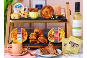 Bild von Prestige Hampers Afternoon Tea – Afternoon Tea Gifts – Pastry Gifts – Pie Gifts – Bakery Gifts – Pastry Hampers