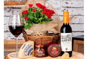 Bild von Rose & Rioja – Cheese and Wine Gifts – Cheese and Wine Gift Delivery – Cheese and Wine Hampers – Cheese and Wine Hamper Delivery