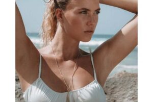 Bild von Above and Below jewellery Keong Set Gold female