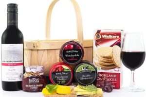 Bild von Luxury Cheese and Wine – Cheese and Wine Christmas Hamper – Christmas Gifts – Xmas Hampers – Festive Hampers – Family Christmas – Cheese Christmas