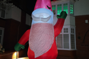 Bild von Samuel Alexander Giant: 20ft (6m) Outdoor Inflatable Light up Christmas Gonk with Raised Arm & LEDs